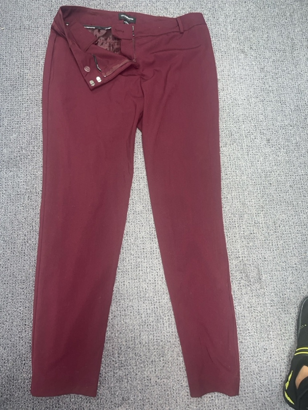 Liz Claiborne women’s Career Dress Pants in Burgundy Size 10🍷